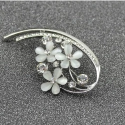 Брошка три квітки