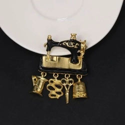 Брошка швейна машина з аксесуарами