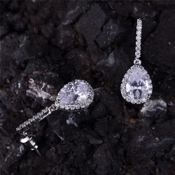 Золота підвіска з фіанітами.