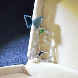 Брошь кошка с бабочкой