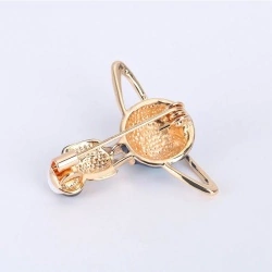 Брошь космонавт на планете