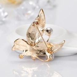 Брошь бабочка Бусины