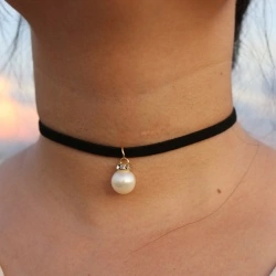 Замшевый чокер с жемчужной бусиной