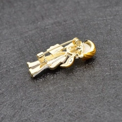 Брошь девушка врач шатенка