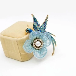 Брошка Фенікс на квітці