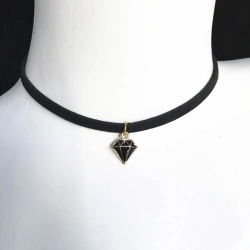 Замшевый чокер чёрного цвета с подвеской кулоном Диамант