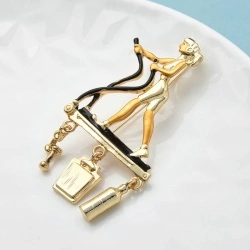 Брошь спортивная фитнес девушка