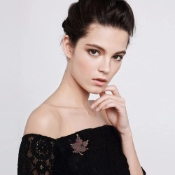 Брошь Кленовый лист с кристаллами