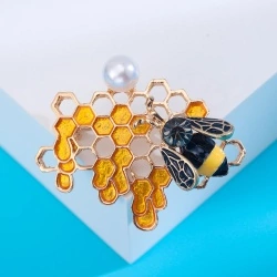 Брошь бджола та медові стільники з намистом lan-2879