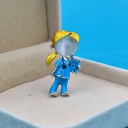 Брошка дівчина лікар блакитна