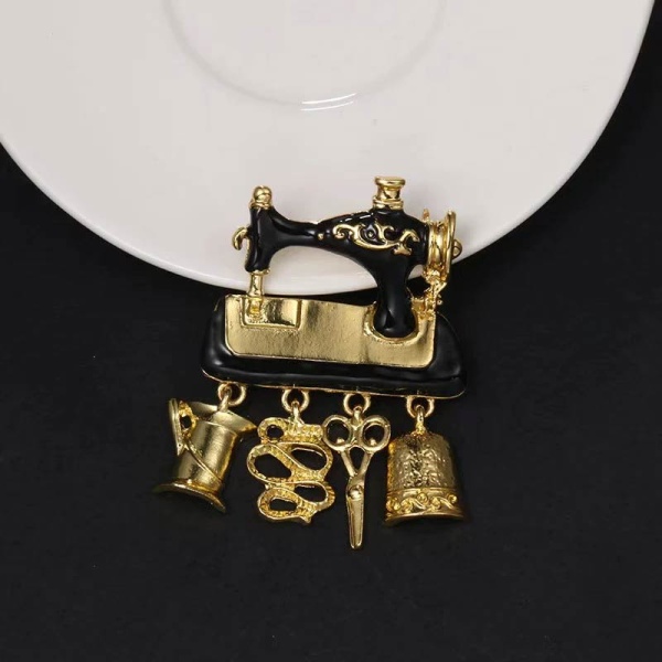 Брошь швейная машина с аксессуарами
