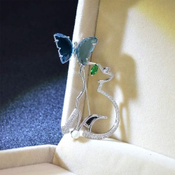 Брошка кішка з метеликом