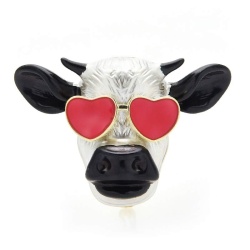 Брошка корова в окулярах