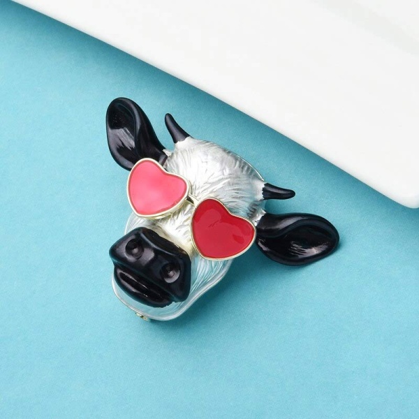 Брошь корова в очках