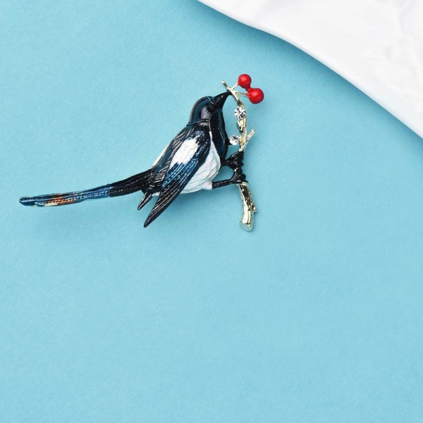 Брошка Сорока