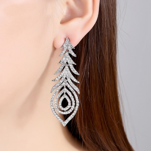 Вечерние серьги Кристальное перышко