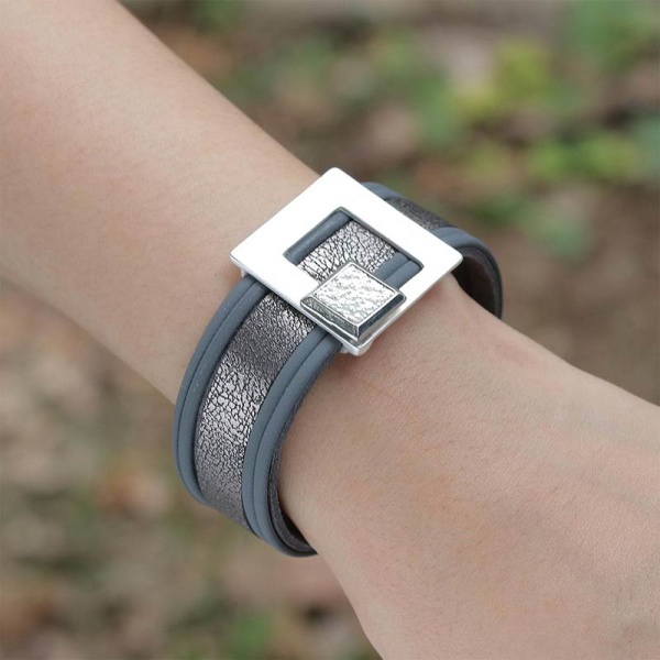 Жіночий шкіряний браслет квадратний Шарм