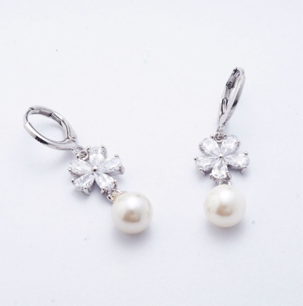 Сережки з перлами Квіточка сріблястого кольору