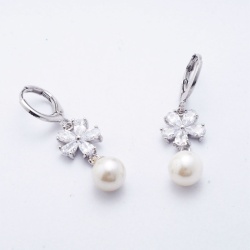 Сережки з перлами Квіточка сріблястого кольору
