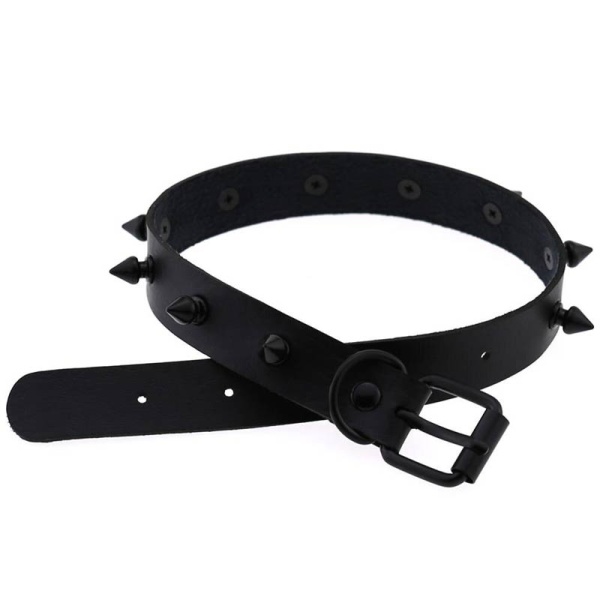 Кожаный чокер с черными шипами