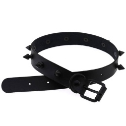 Кожаный чокер с черными шипами