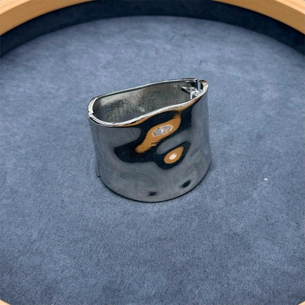 Широкий металевий браслет жіночий вигини сріблястий блискучий lan-3028