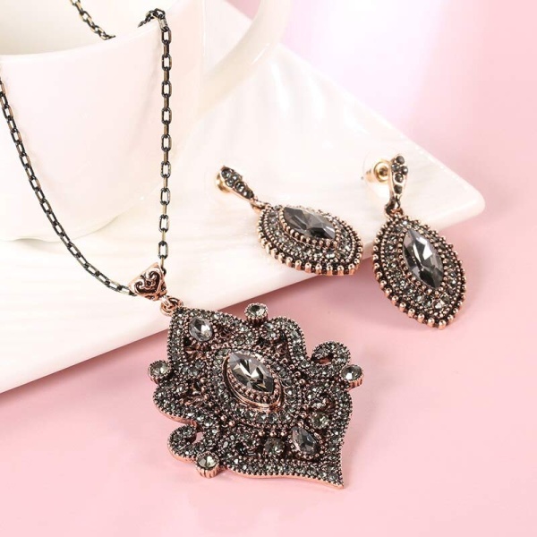 Набір прикрас Менай: кулон та сережки