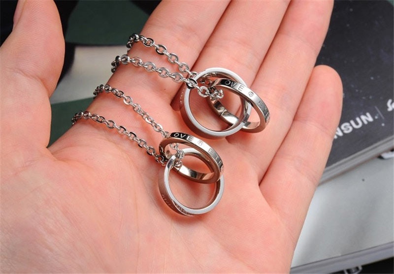 Парный кулон для влюбленный из стали Кольца Романтика