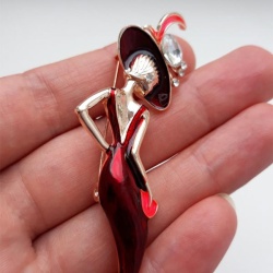 Брошь девушка в красном
