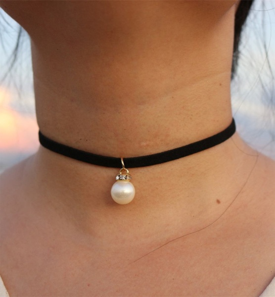 Замшевий чокер із перлиною бусиною