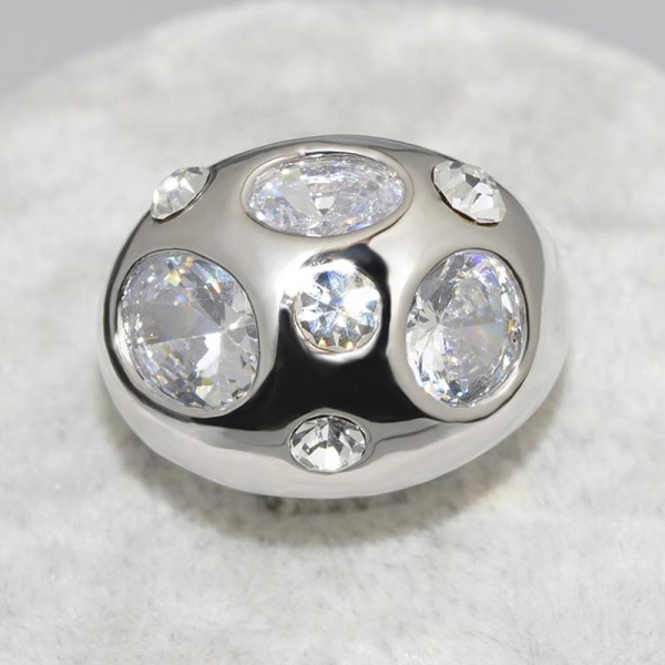 Золота каблучка з фіанітами.