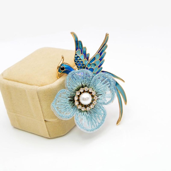 Брошь Феникс на цветке