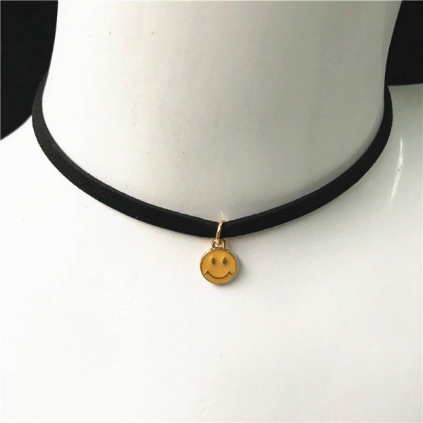 Замшевый чокер с подвеской кулоном Смайлик