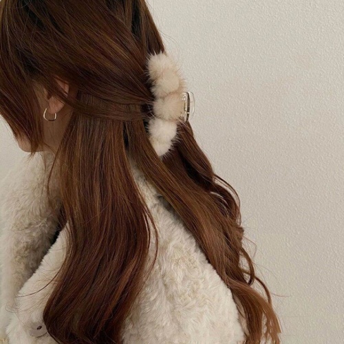 Заколка крабик для волос из натурального меха шарики