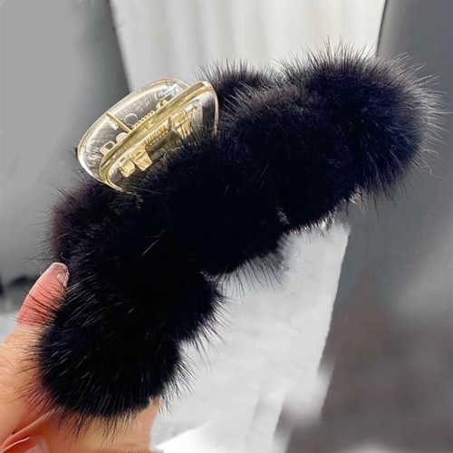 Заколка крабик для волос из натурального меха шарики