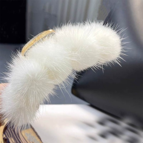 Заколка крабик для волос из натурального меха шарики