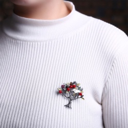 Брошь с натуральными камнями Дерево