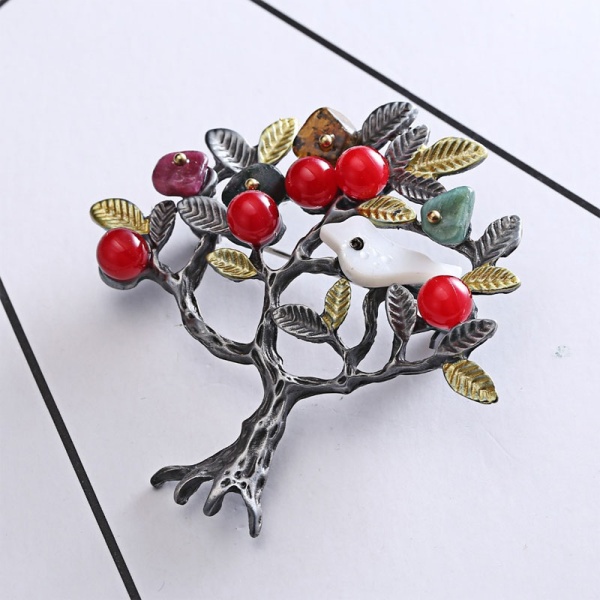 Брошка з натуральним камінням Дерево