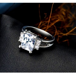 Кольцо женское Грация с кристаллом циркона посеребренное