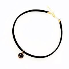 Замшевый чокер чёрного цвета с кулоном смайл lan-303