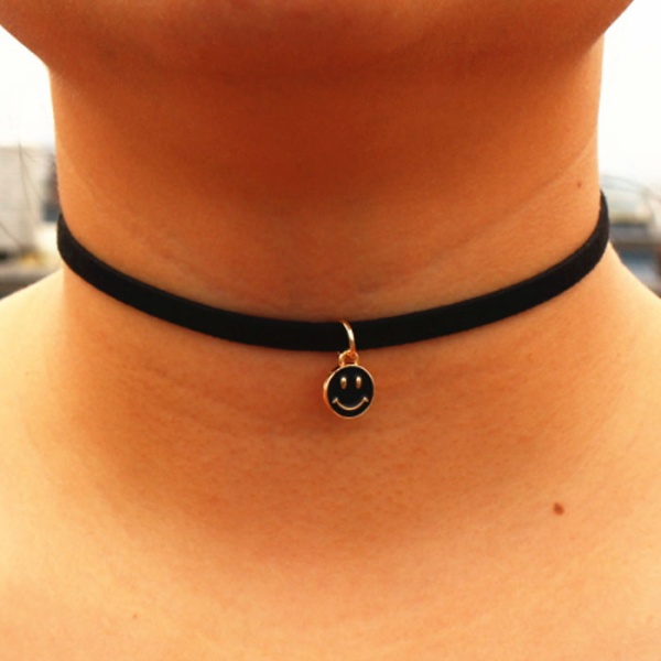 Замшевий чокер чорного кольору з кулоном смайл lan-303