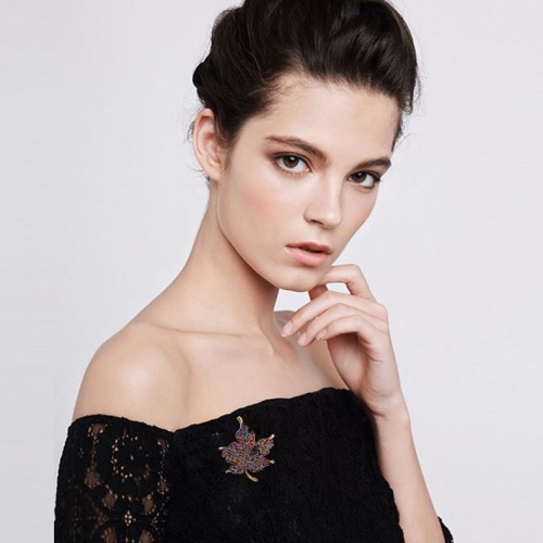 Брошь Кленовый лист с кристаллами сваровски