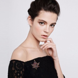 Брошь Кленовый лист с кристаллами