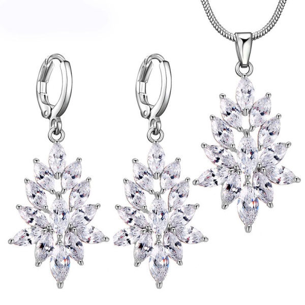 Набір прикрас: кулон і сережки.