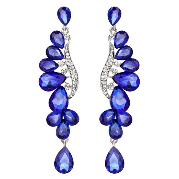 Довгі сережки з камінням сваровськи.