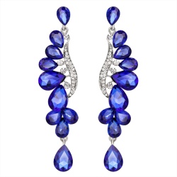 Довгі сережки з камінням сваровськи.