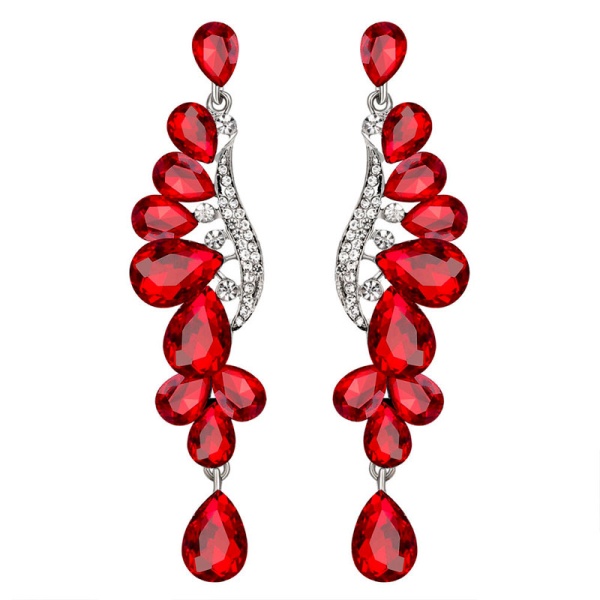 Довгі сережки з камінням сваровськи.