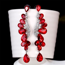 Довгі сережки з камінням сваровськи.