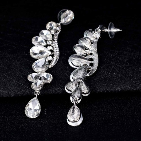 Довгі сережки з камінням сваровськи.
