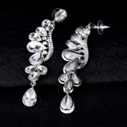 Довгі сережки з камінням сваровськи.